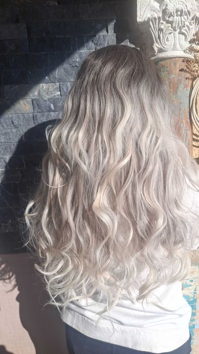 Perucă – blond argintiu ombré, ondulații lejere