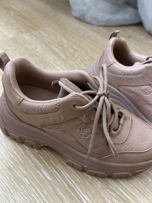 Маратонки guess,размер 37.Носени много малко.