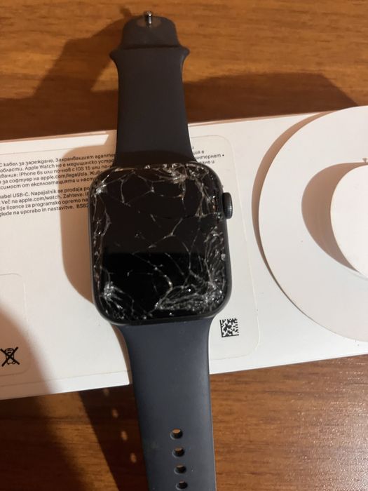 Apple Watch SE счупен