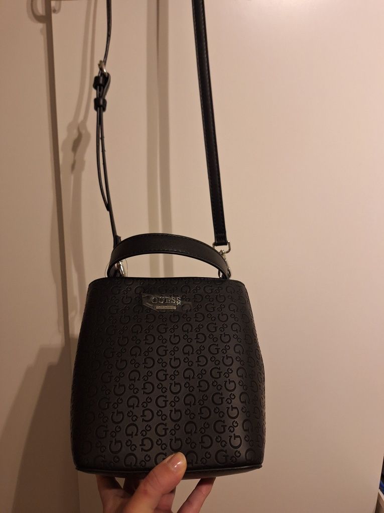 GUESS оригинална чанта