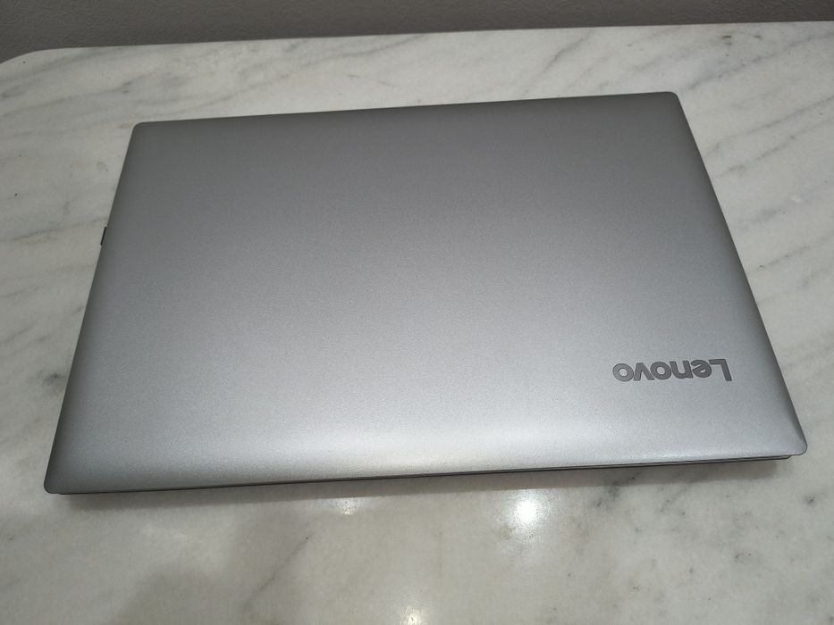 Laptop Lenovo forte puțin folosit
