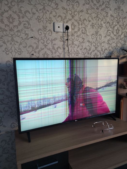 Продам телевизор LG ( SMART TV)
