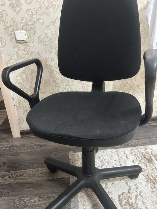 Продам стул на колесиках