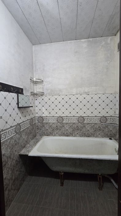 Срочно 2 хонали квартира Сотилади