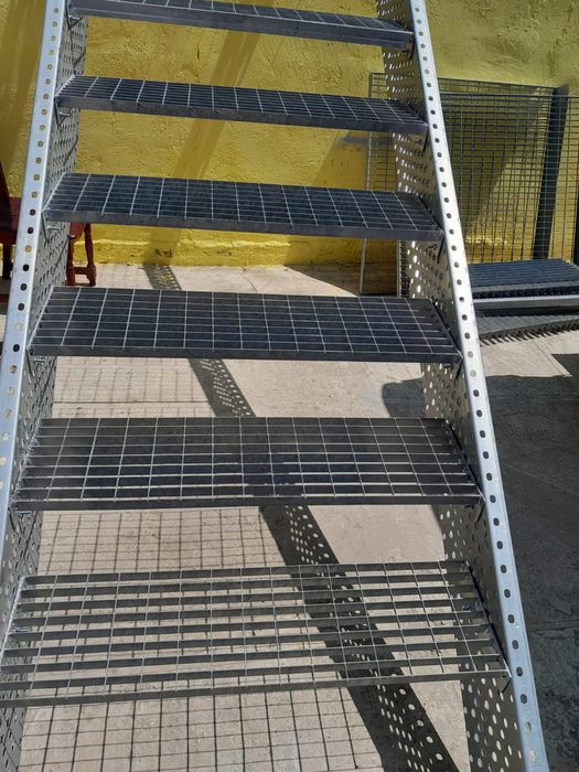 Scara metalica zincata din grătar exterior
