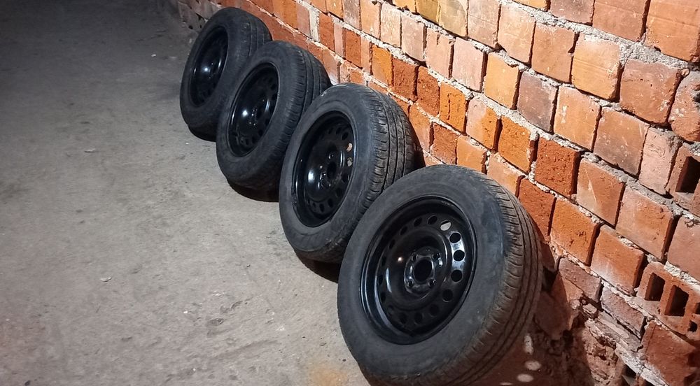 Джанти  железни  R14 4х100 J5.5 ET 36 Ц. Отвор 56.1 мм с летни гуми.