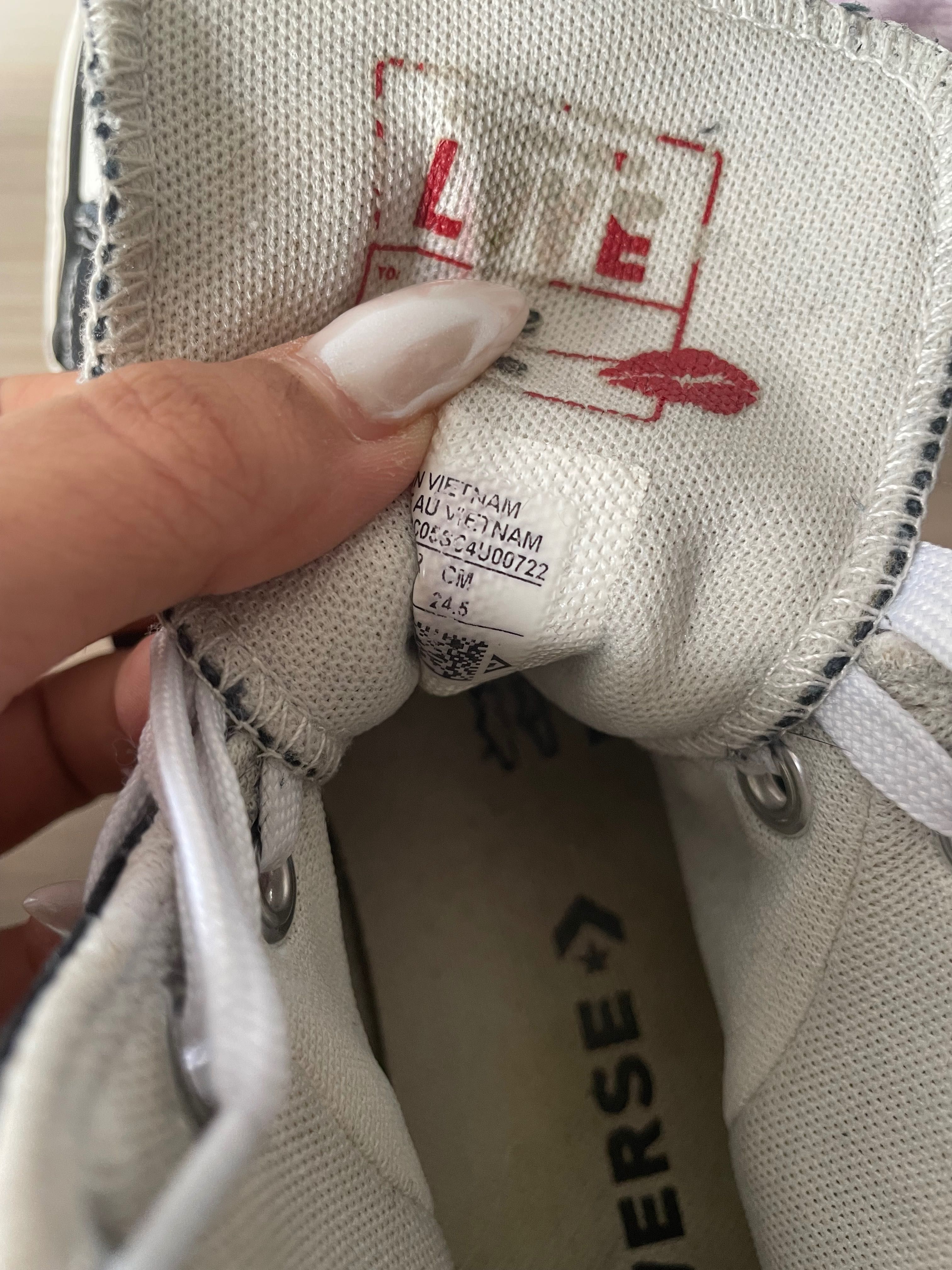 Converse Chuck Taylor All Star High Embroidered Hearts