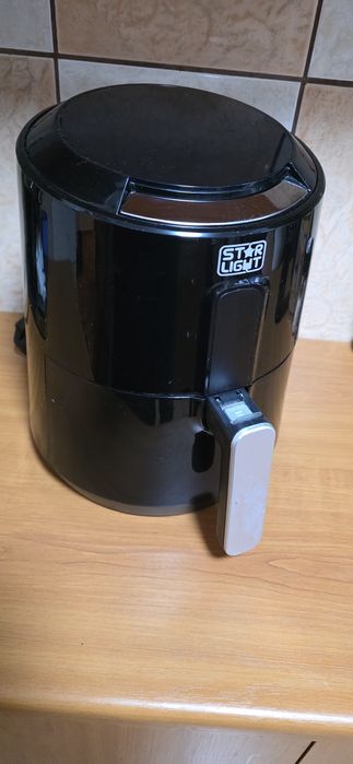 Vând airfryer Starlight