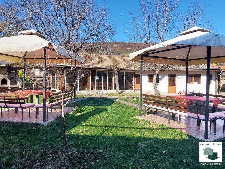 116249 Къща с 8 спални, механа и добре аранжиран двор в с. Емен