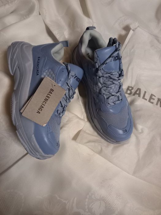 Adidasi Balenciaga Triple S 
Mărime: 39 39 40
Pret stoc: 220 lei
Curie