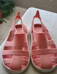 Sandale roz din gumă