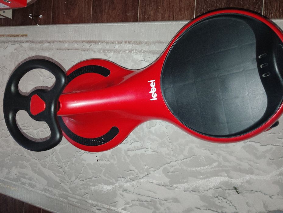 Машинка красная.