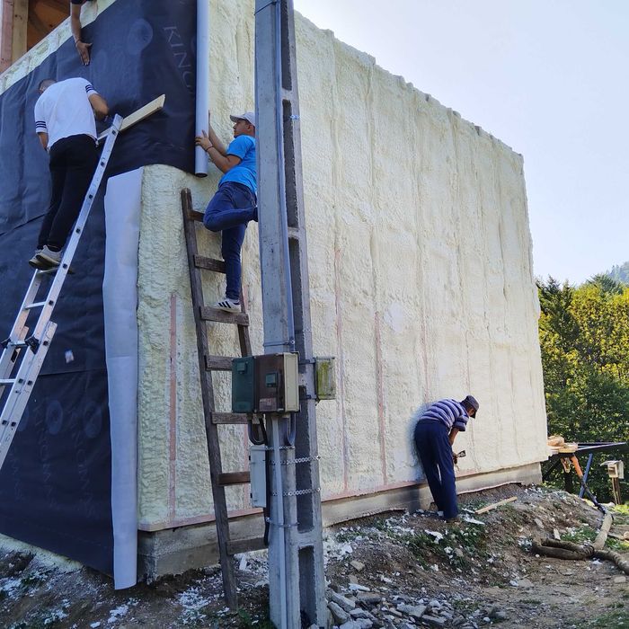 Izolații profesionale cu spuma poliuretanica și tratament lemn