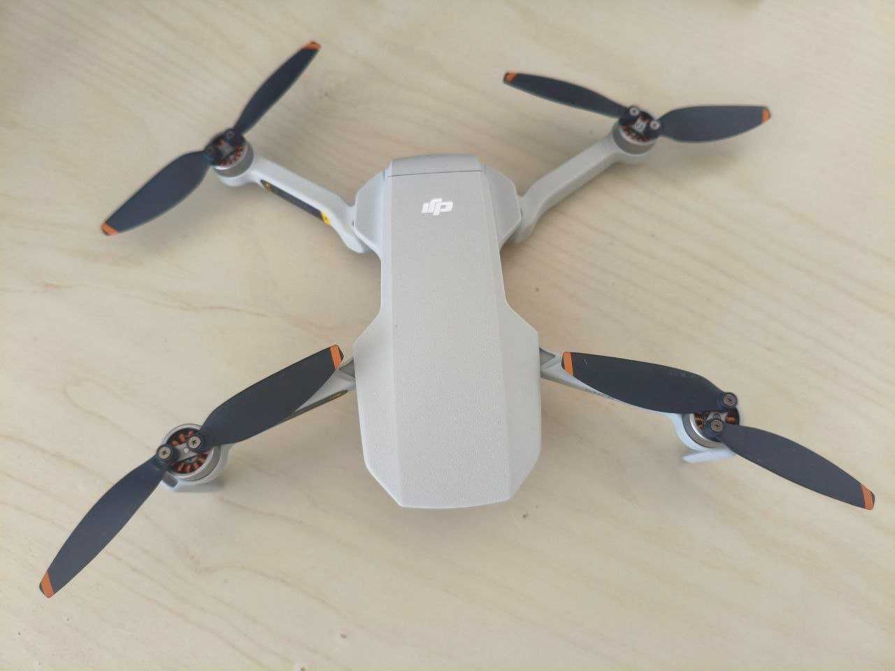 Продавам Дрон DJI MINI SE в перфектно запазено състояние на 10 цикъла