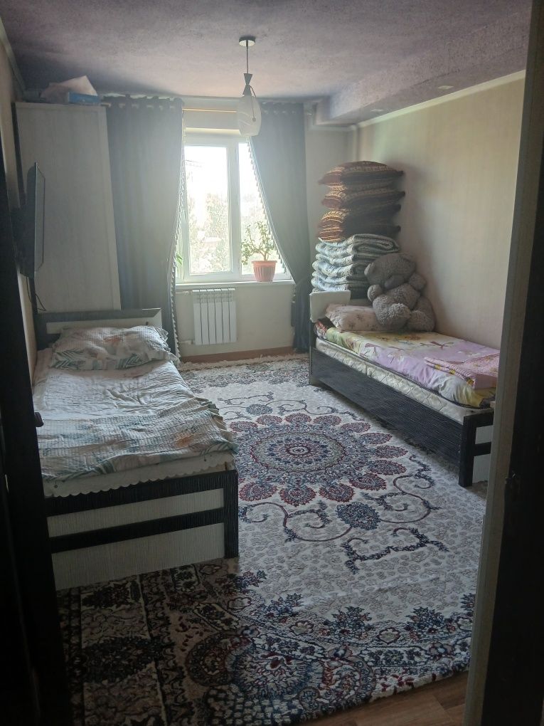 Uy sotiladi radugada karzinkani orqa tarafida 2 dom  3 xonali 3 etajda
