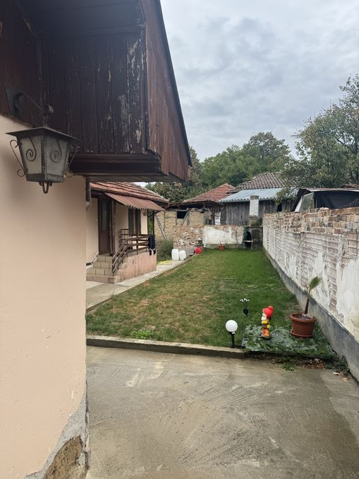 Масивна къща 103кв.м. Застроена площ и общо  920.00кв.м. с двор