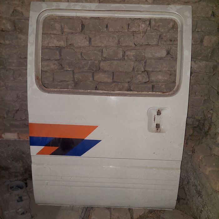 Damas o'rta eshiklar sotiladi