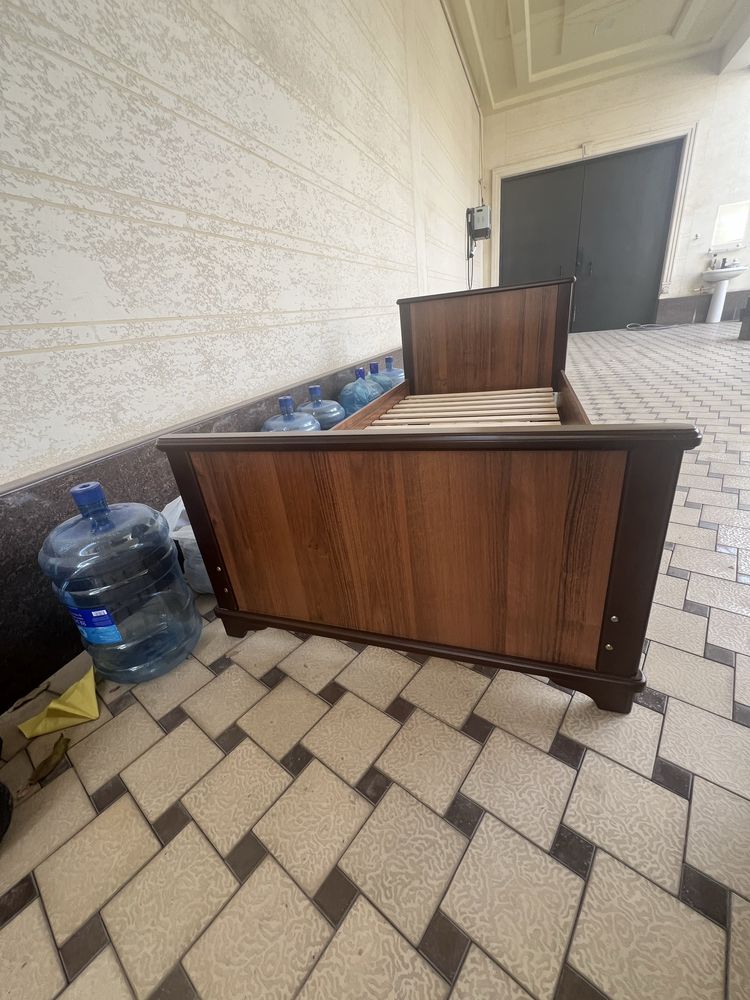 Кровать в идеальном состояние производства кенг макон