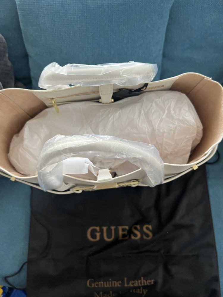 Чанта GUESS.Нова и 100% оригинал.С етикети,противопрахова торба,кутия