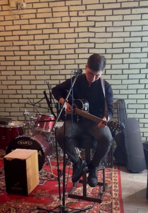 гитарист,живая музыка!