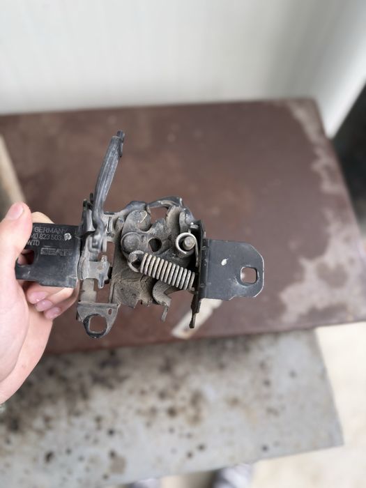 Челарка и механизъм за заключване на капак