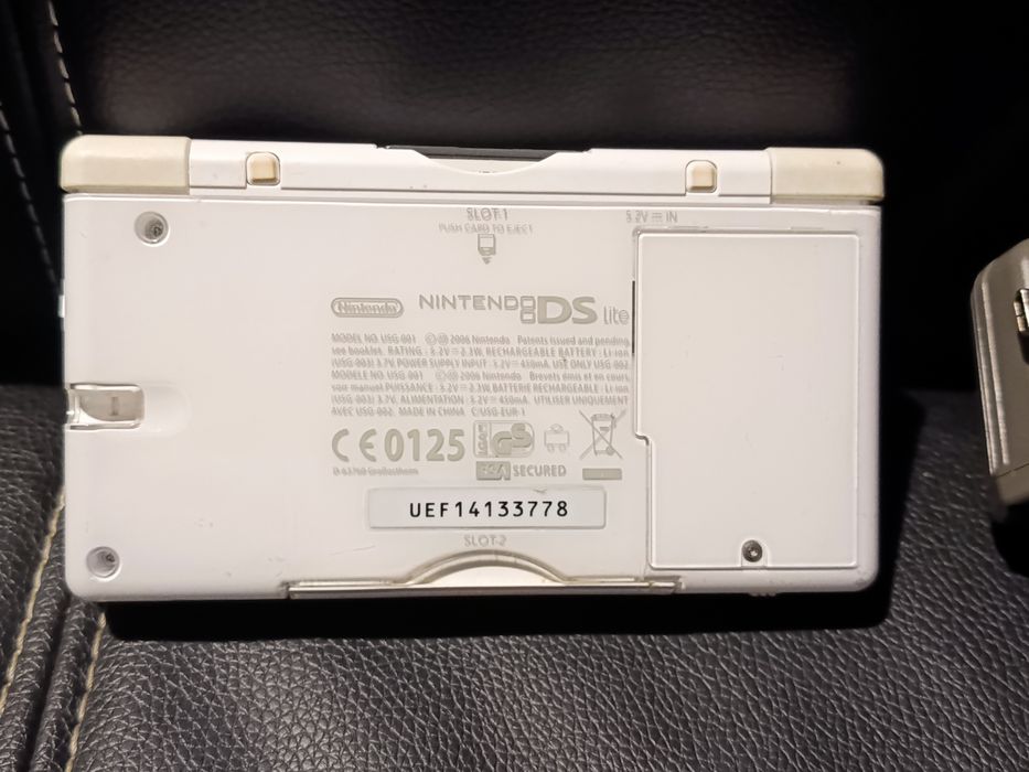 Consola Nintendo DS Lite + incarcator + jocuri