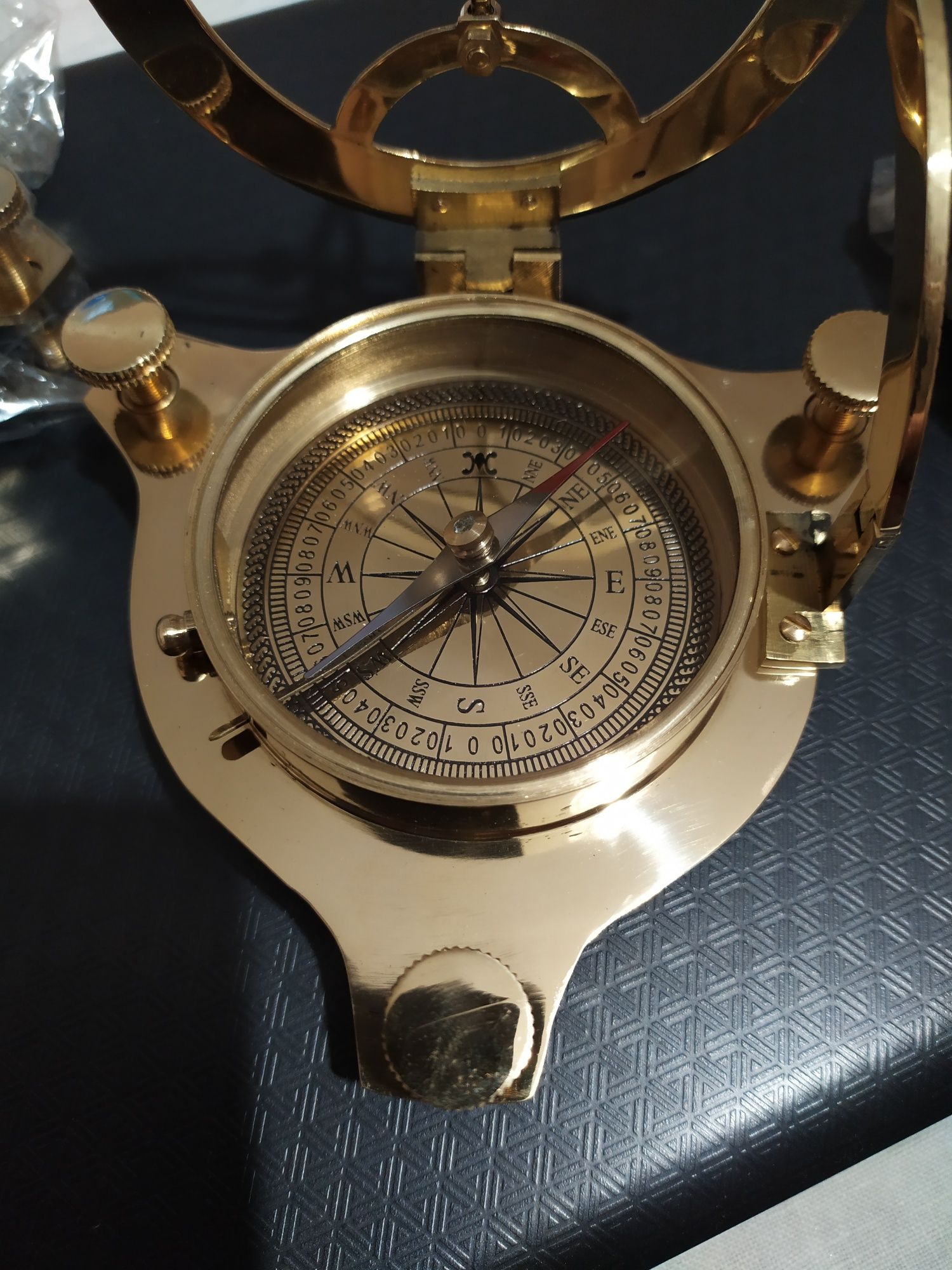 Огромен компас със слънчев часовник