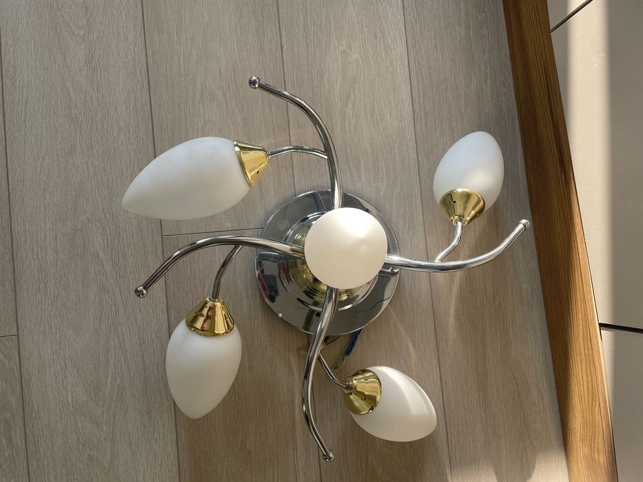 Продается потолочная люстра