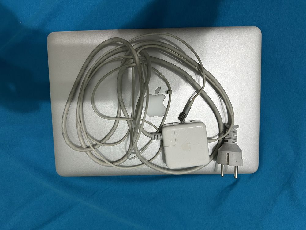 Продам mac book air A1369