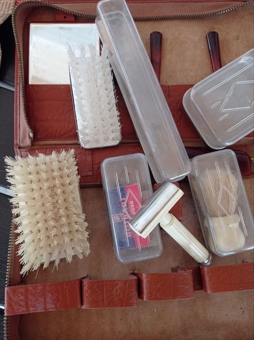 Trusă de călătorie vintage pentru bărbați, aproape completă.