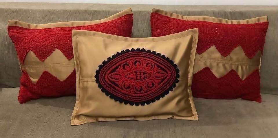 Калъфки в златисто и червено