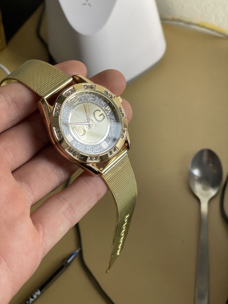 Vând ceasuri Dolce Gabbana
