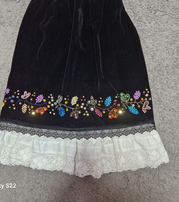 Costum popular cusut manual