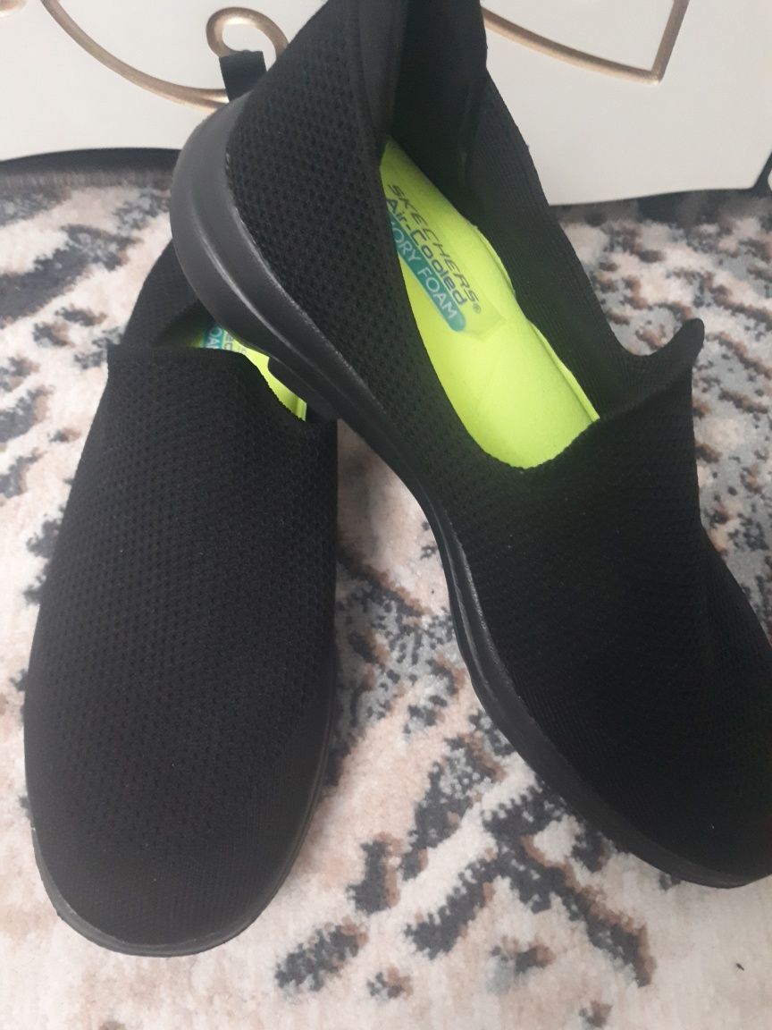 Yengi Skechers razmeri 43