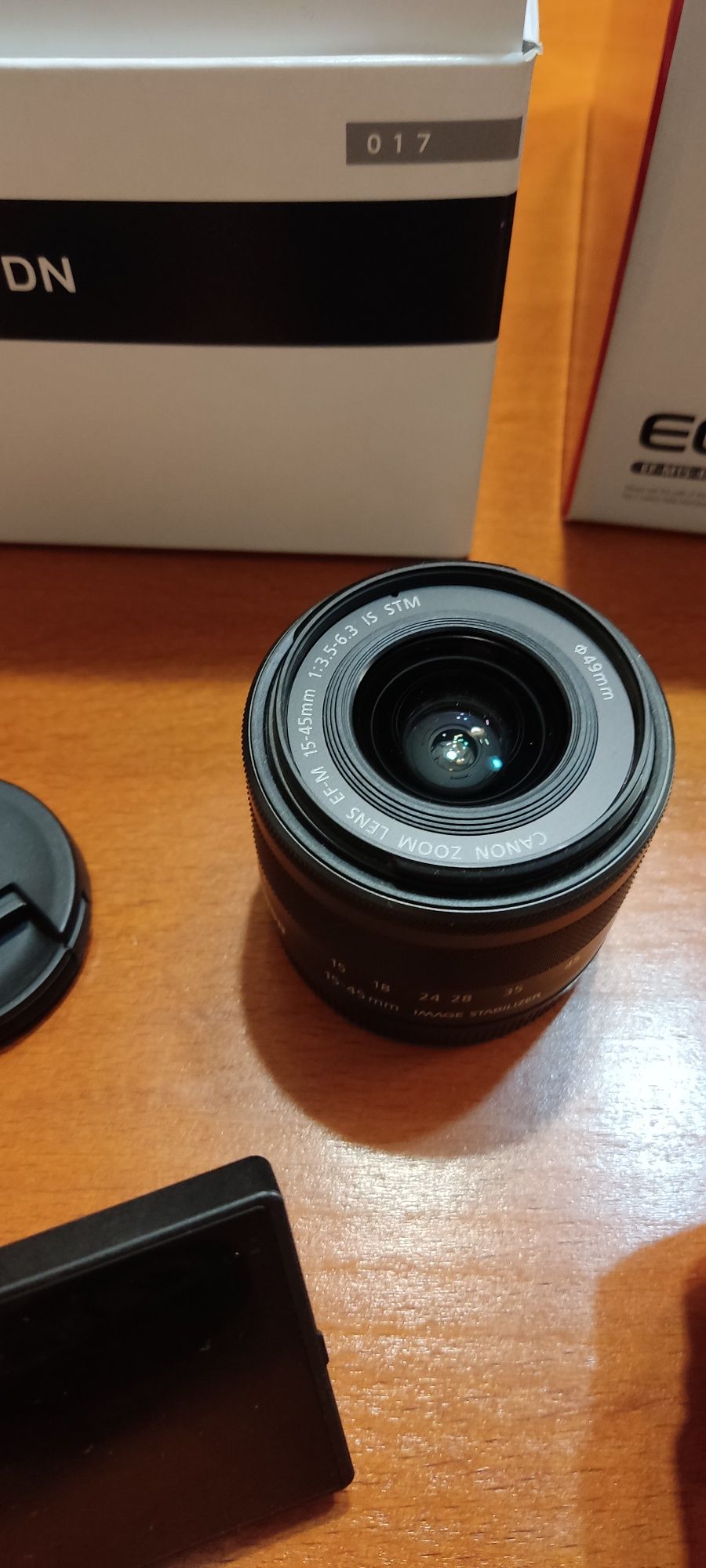 Canon EOS M50 с четири обектива и много аксесоари