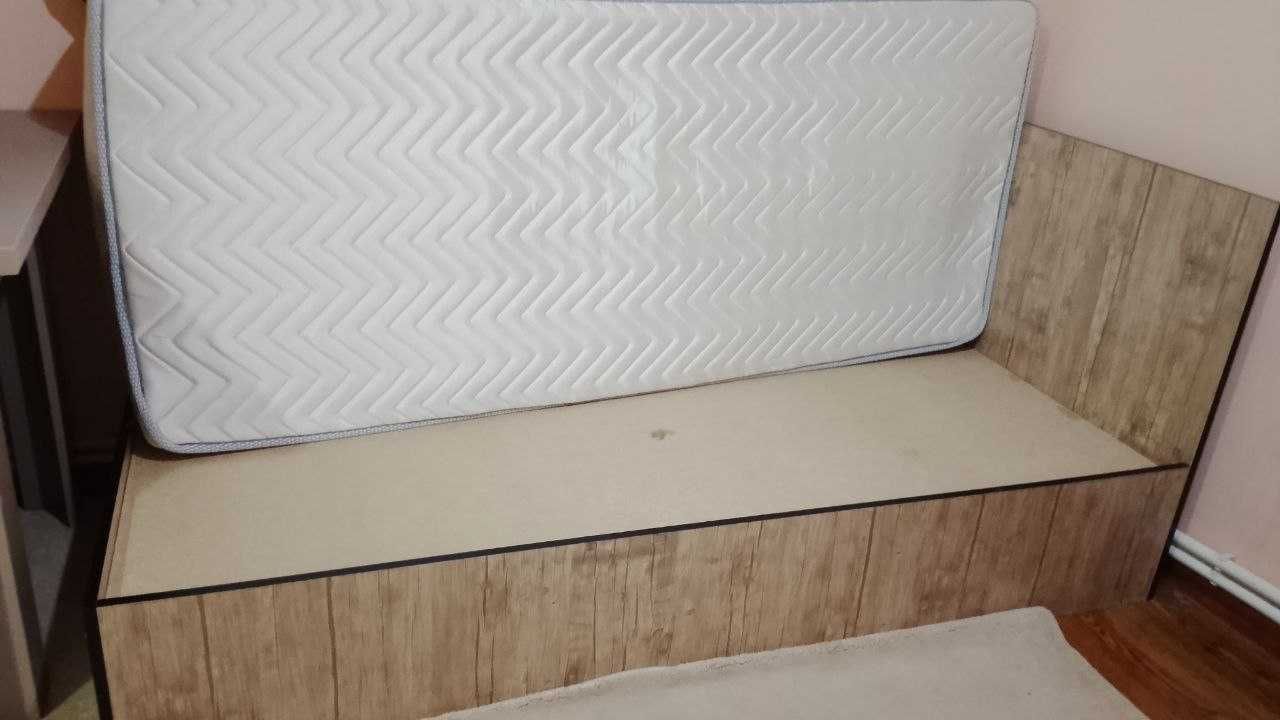 Продам кровати с матрасами б/у