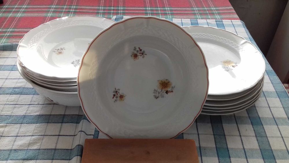 порцеланов сервиз за хранене