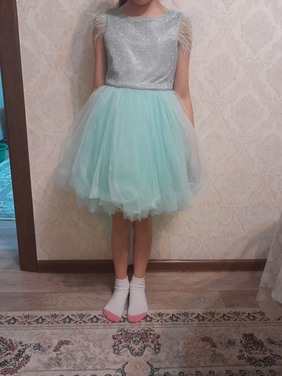 Платье и танцевальный костюм практически новые, для девочки 7-8лет
