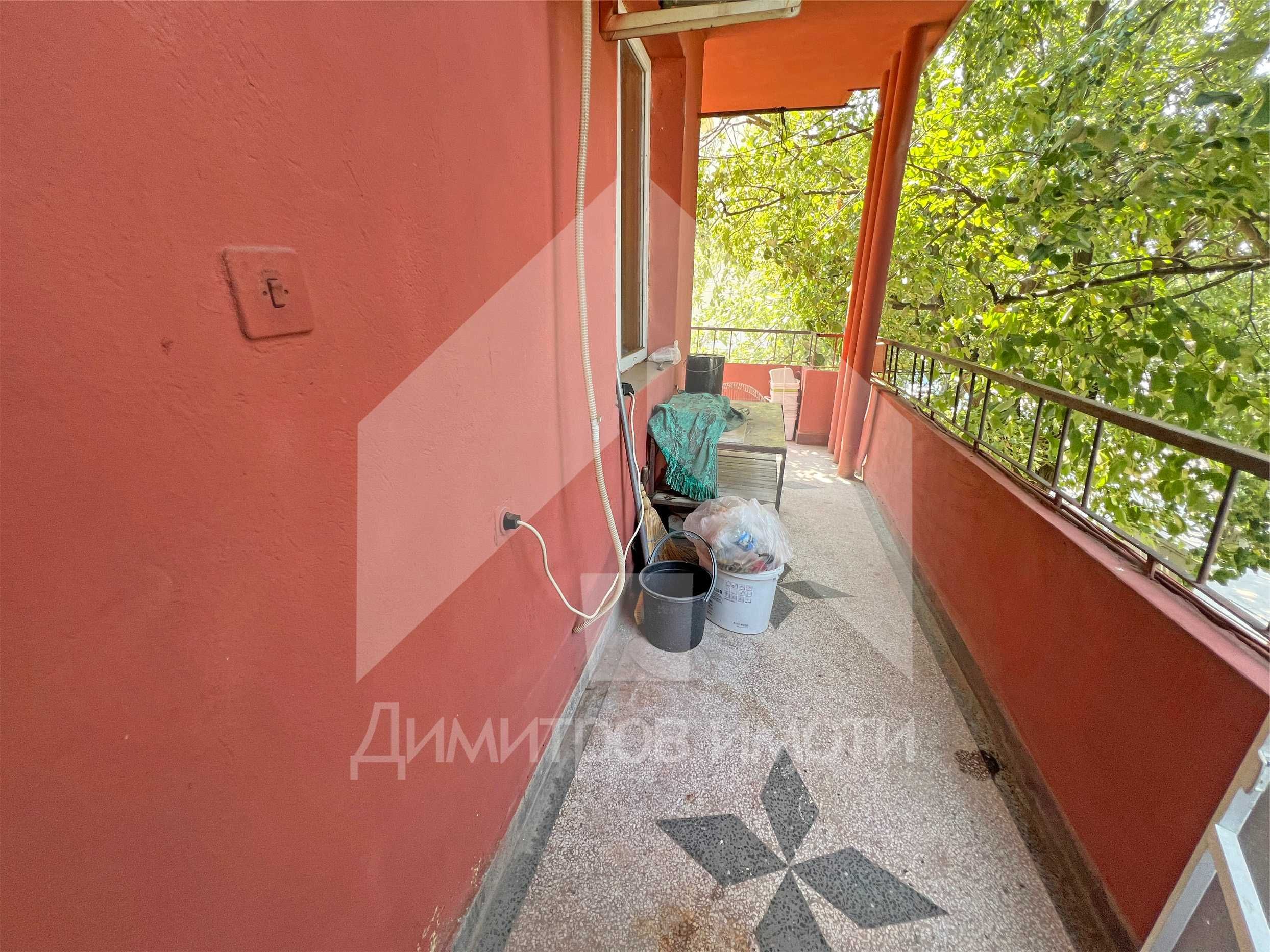 Продава апартамент 111 м2 в тухлена жилищна кооперация център.