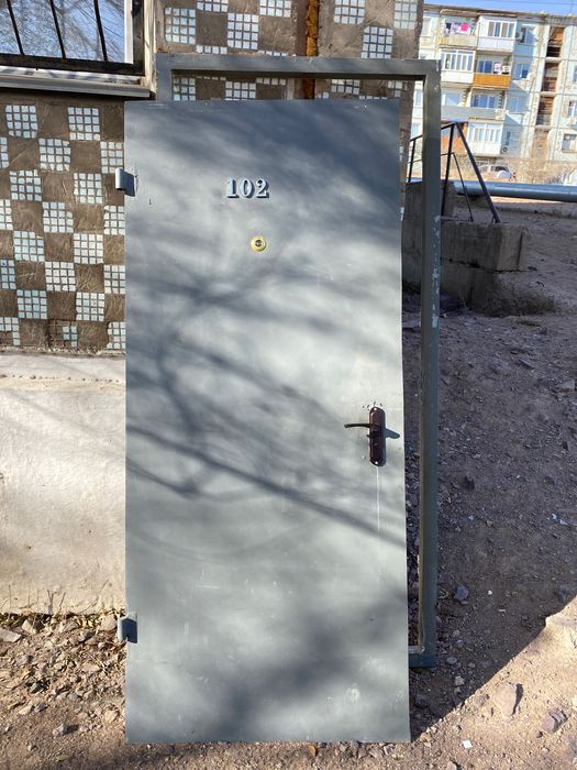 Входная железная дверь