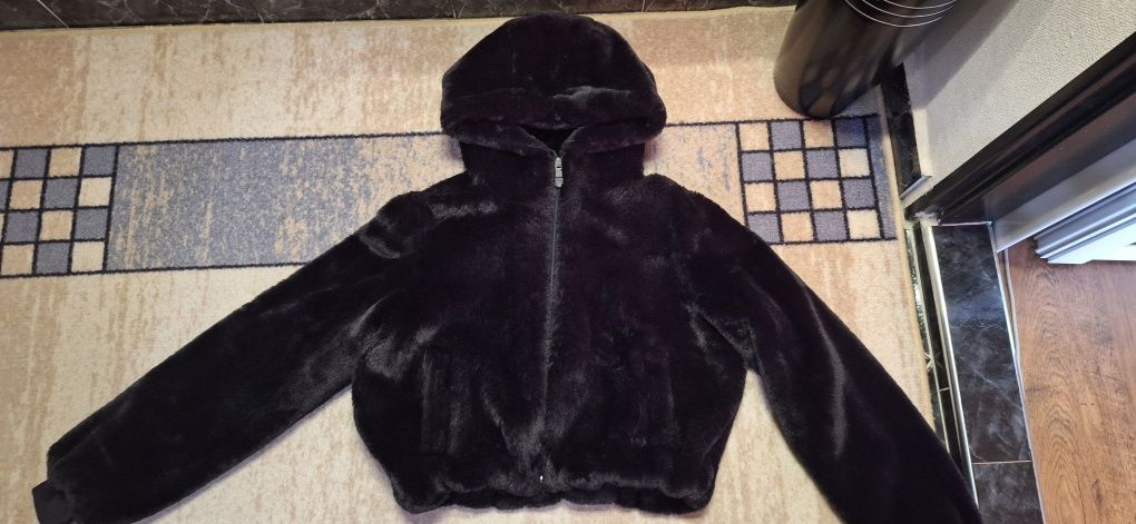 Продавам дамско пухено яке Zara