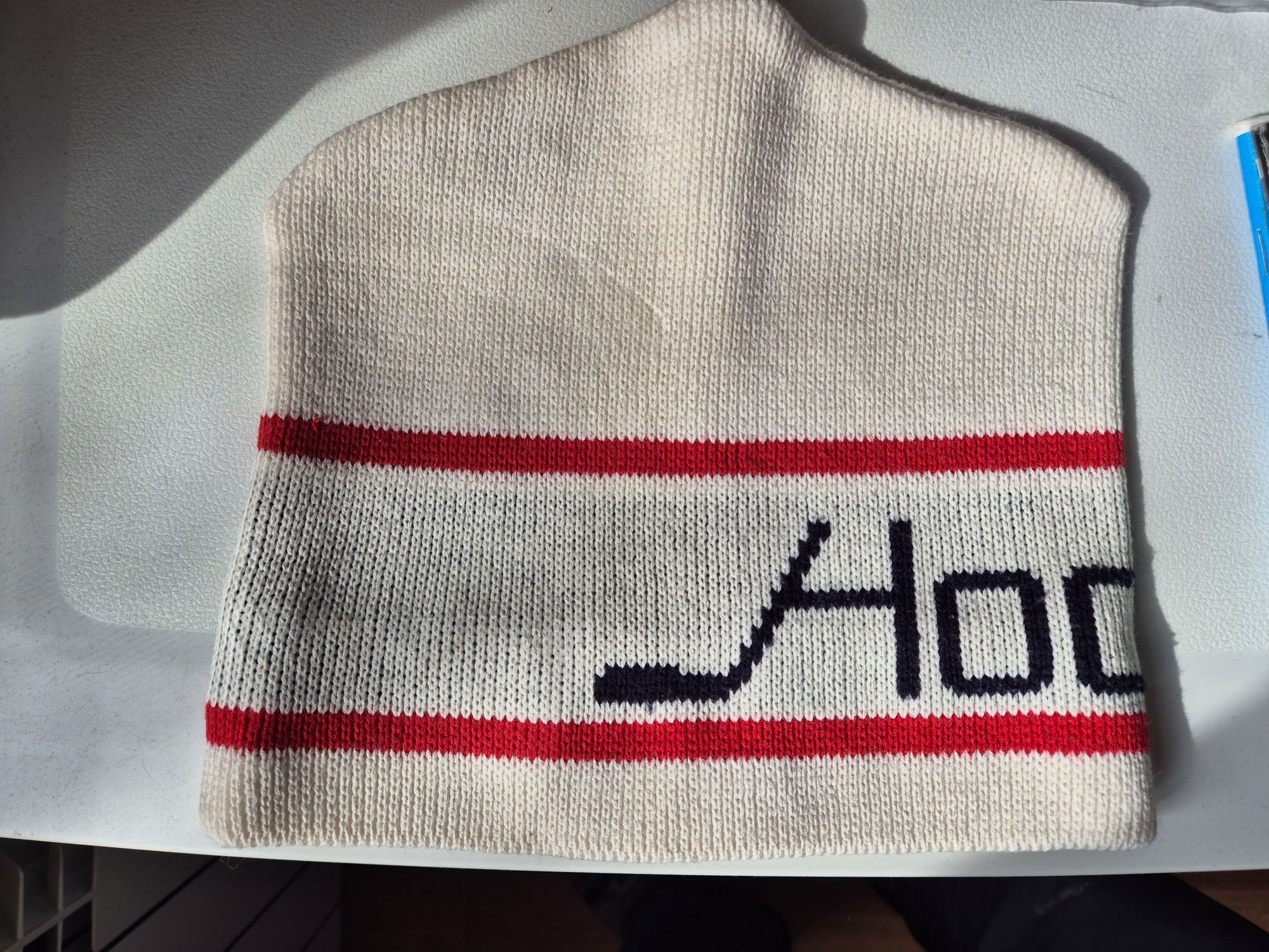 Продам шапку вязанную "HockeY"