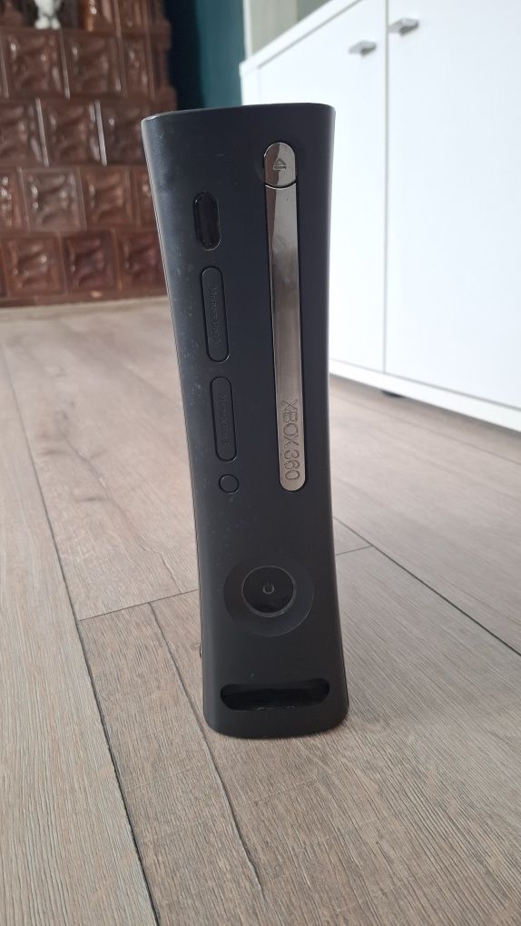 Xbox 360+2 controllere. Disponibil câteva zile apoi plec din acest loc