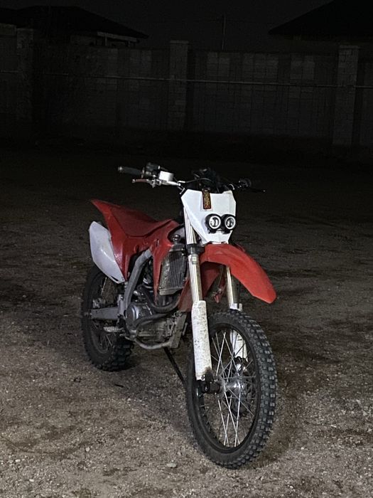 В продаже кросовый мотоцикл обмен есть