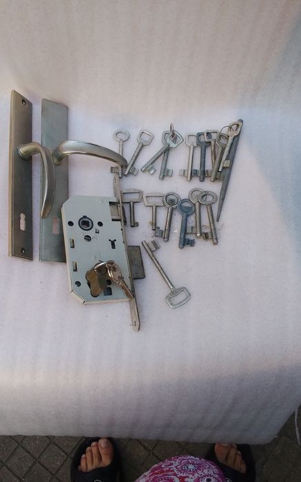 Единично легло и възглавница