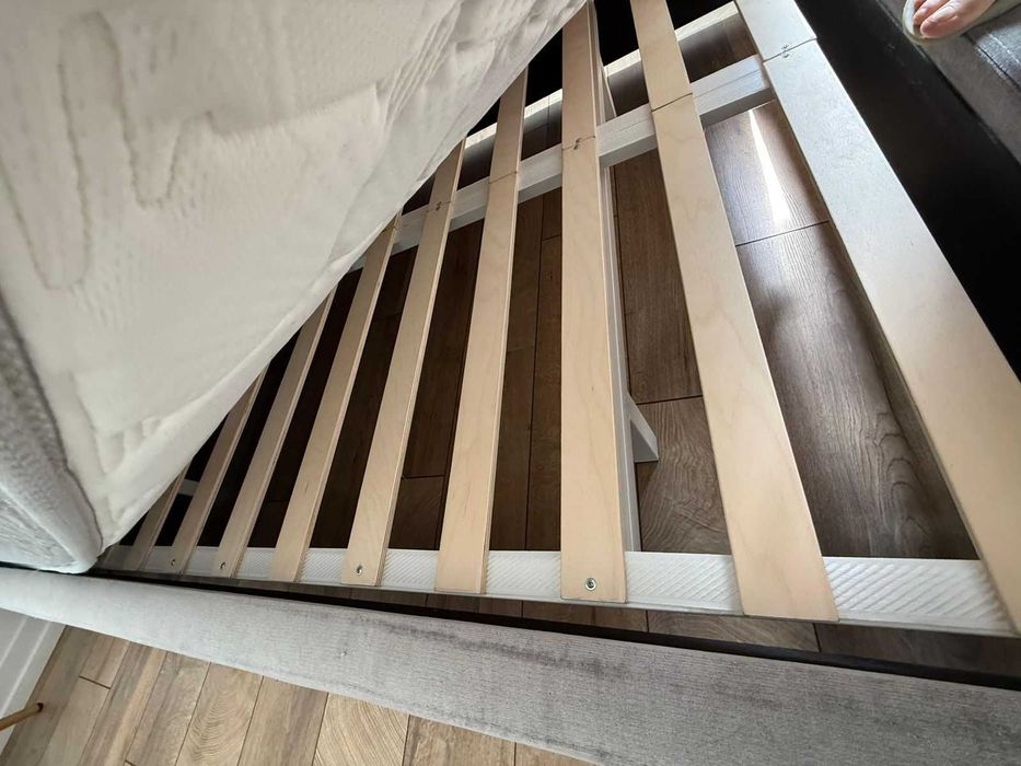 кровать с матрасом