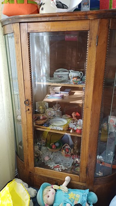 Vitrina si bufet set vintage in stare buna. Oferite gratuit.