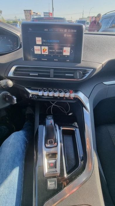 Vând Peugeot 3008