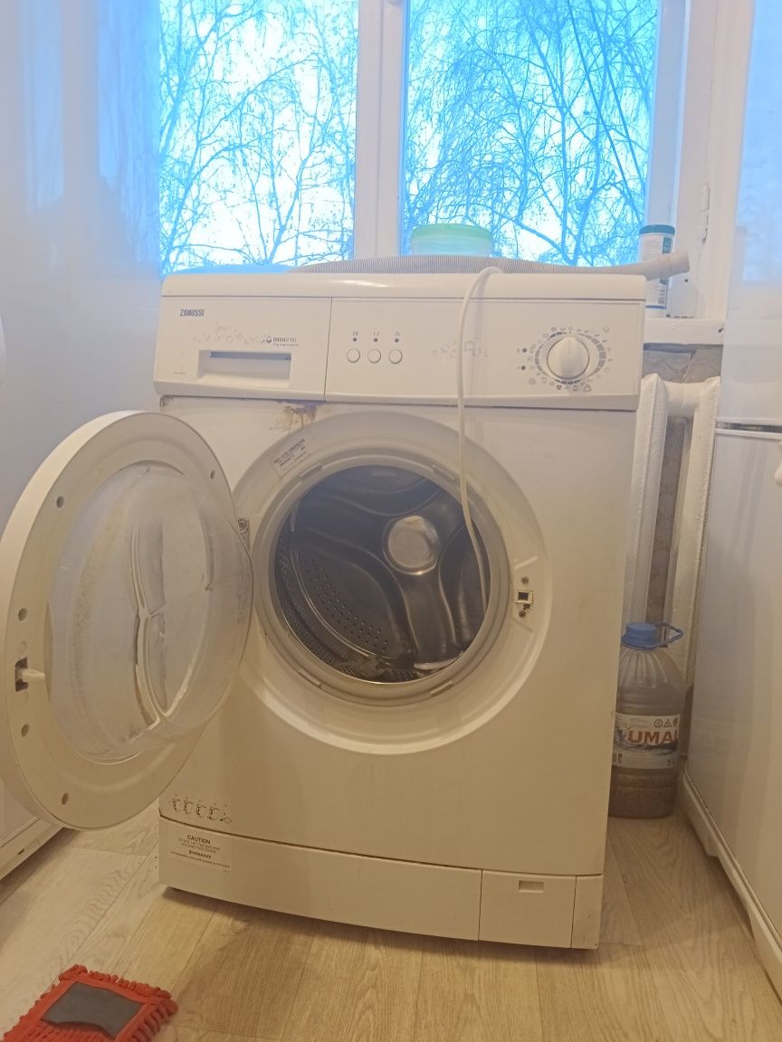 Продам стиральную машину zanussi5кг