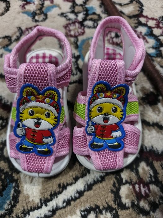 Yozgi oyoq kiyimcha yangi